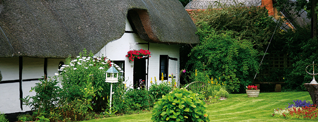 LISA-Study-Abroad-English-England-Worthing-sea-beach-typical-England-gardens-thatched-house
